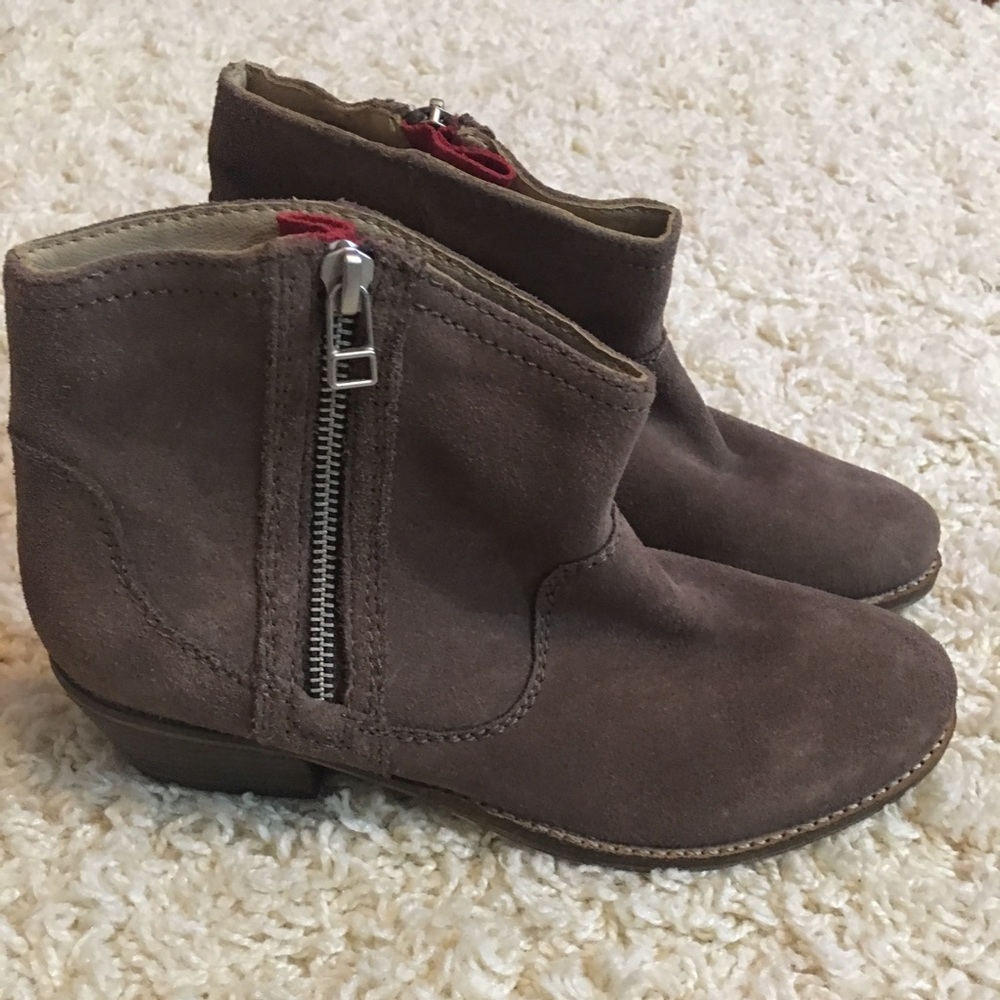 Steve Madden Leonn taupe booties! Never worn!
